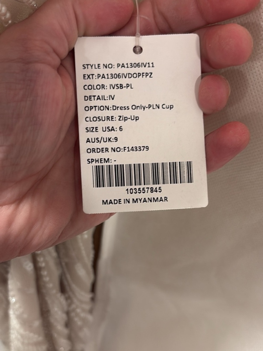 sz6 Paid 1750 for dress and never wore it. Original tags still attached